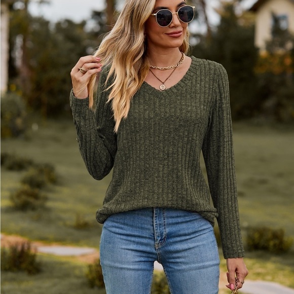 Classic Chic Ribbed V-Neck Sweater - Picture 2 of 4